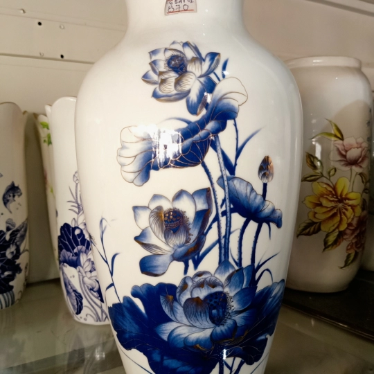 LỌ HOA MEN TRẮNG HỌA TIẾT HOA SEN XANH